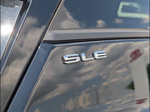 Used 2024 GMC Terrain SLE AWD/4WD image 18