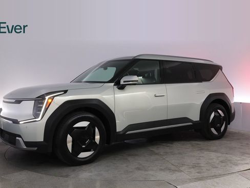 Used 2024 Kia EV9 Wind AWD/4WD image 18
