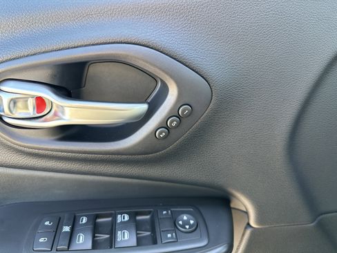 Used 2014 Jeep Cherokee Limited w/ Luxury Group image 12