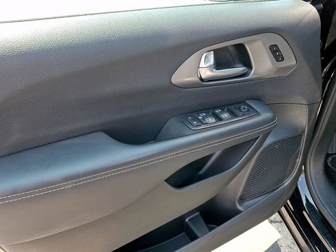 Used 2025 Chrysler Pacifica Select FWD image 12