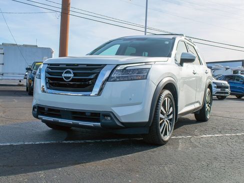 Used 2024 Nissan Pathfinder Platinum image 10