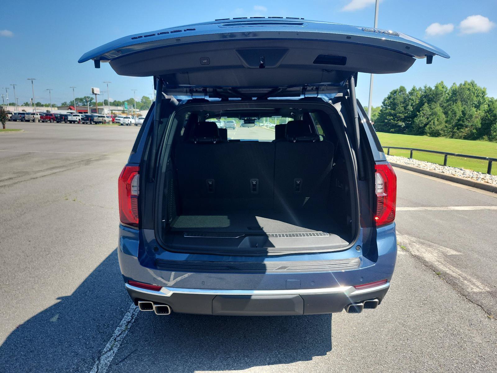 New 2026 GMC Yukon Denali w/ Denali Reserve Package AWD/4WD image 6