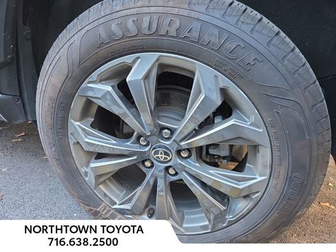 Used 2022 Toyota RAV4 XLE Premium image 7