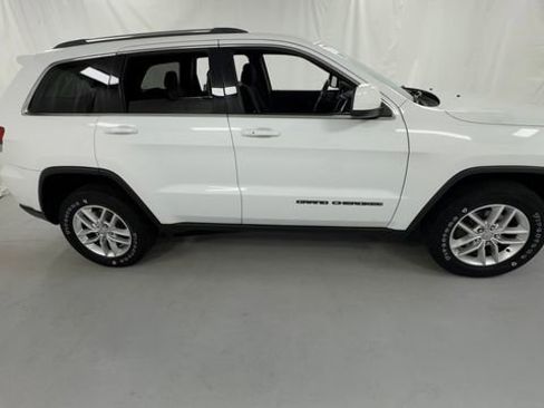 Used 2018 Jeep Grand Cherokee Laredo AWD/4WD image 2