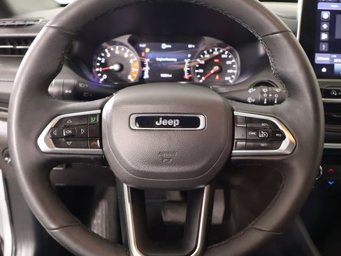 Used 2025 Jeep Compass Latitude w/ Altitude Special Edition AWD/4WD image 3