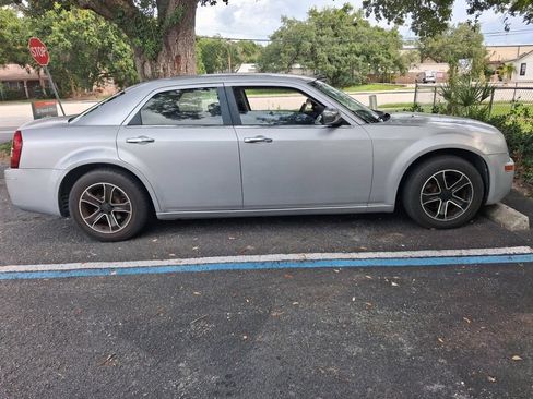 Used 2010 Chrysler 300 Touring RWD image 2