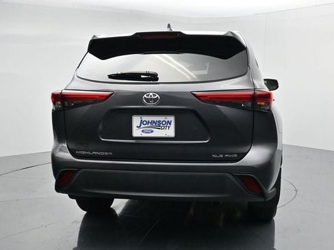 Used 2022 Toyota Highlander XLE AWD/4WD image 7