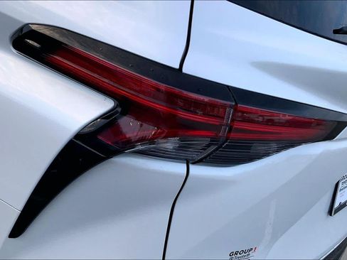 Used 2023 Toyota Sienna Platinum FWD image 25