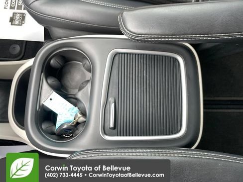Used 2024 Chrysler Pacifica Touring-L FWD image 15