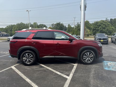 Used 2023 Nissan Pathfinder SL image 16