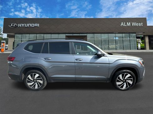 Used 2025 Volkswagen Atlas SE image 4