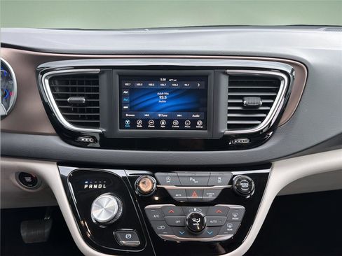 Used 2019 Chrysler Pacifica Touring-L FWD image 10