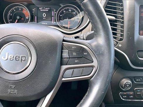 Used 2019 Jeep Cherokee Latitude Plus FWD image 21