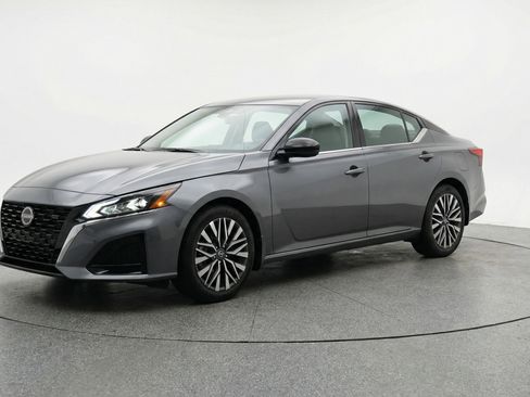 Used 2025 Nissan Altima 2.5 SV FWD image 3