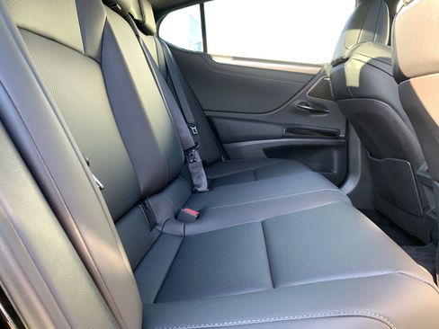 Used 2025 Lexus ES 350 F Sport w/ Accessory Package (Z2) image 33