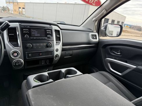 Used 2018 Nissan Titan SV AWD/4WD image 23