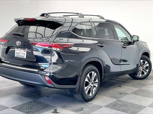Used 2024 Toyota Highlander XLE FWD image 13