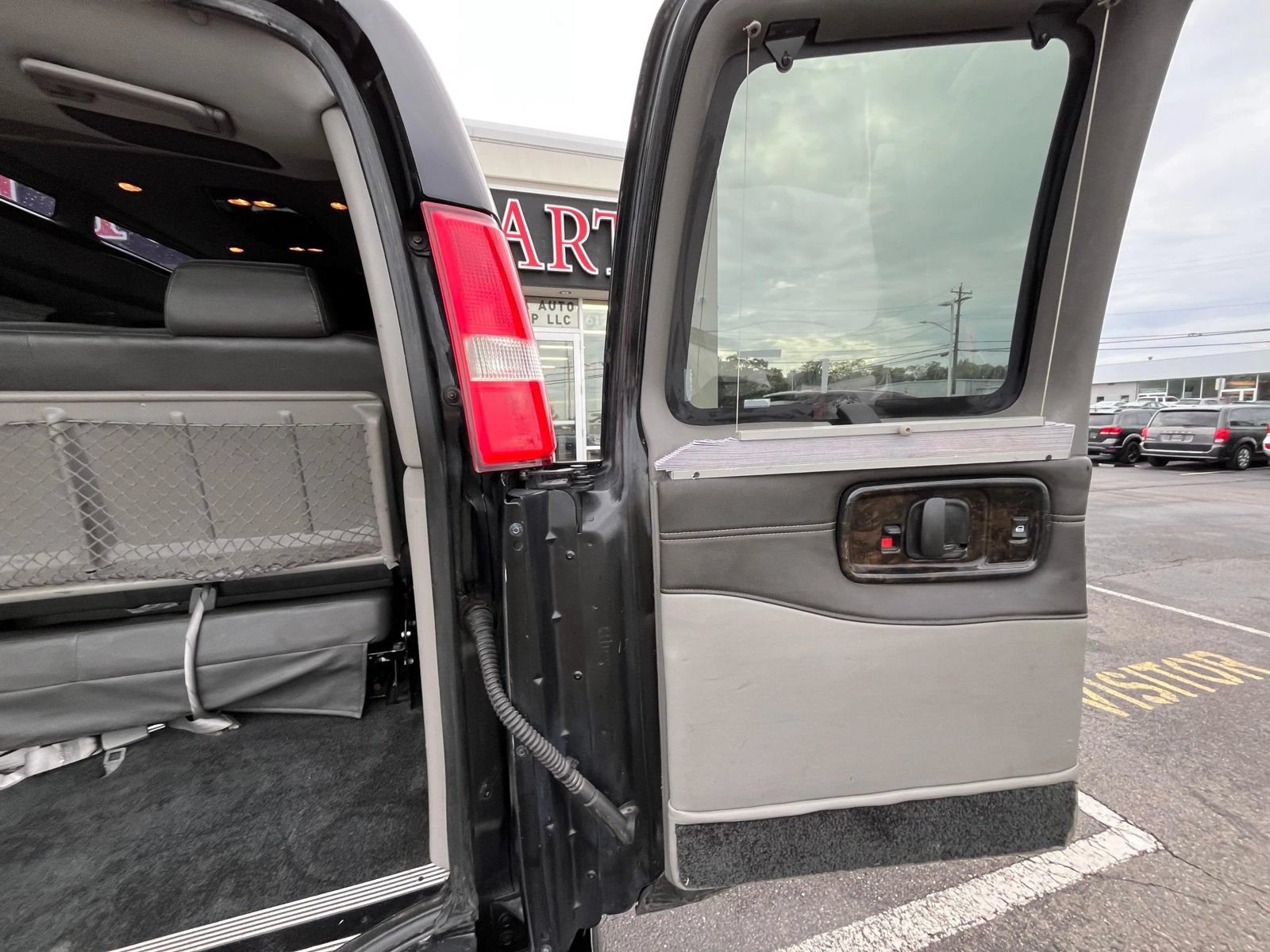 Used 2018 Chevrolet Express 2500 Extended w/ Enhanced Convenience Package RWD image 9