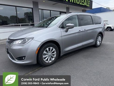 Used 2017 Chrysler Pacifica Touring-L FWD image 1