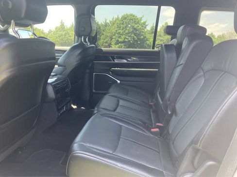 Used 2022 Jeep Wagoneer Series III AWD/4WD image 4