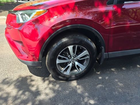 Used 2018 Toyota RAV4 XLE AWD/4WD image 4