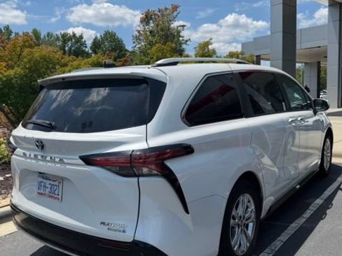 Used 2022 Toyota Sienna Platinum AWD/4WD image 3