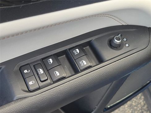 Certified 2025 Jeep Compass Limited image 24