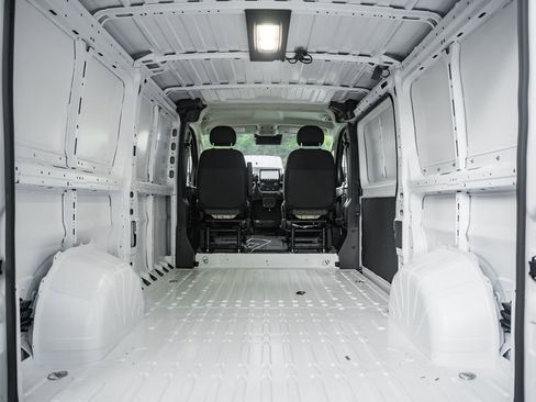 New 2025 RAM ProMaster 2500 w/ Quick Order Package 22G SLT image 8