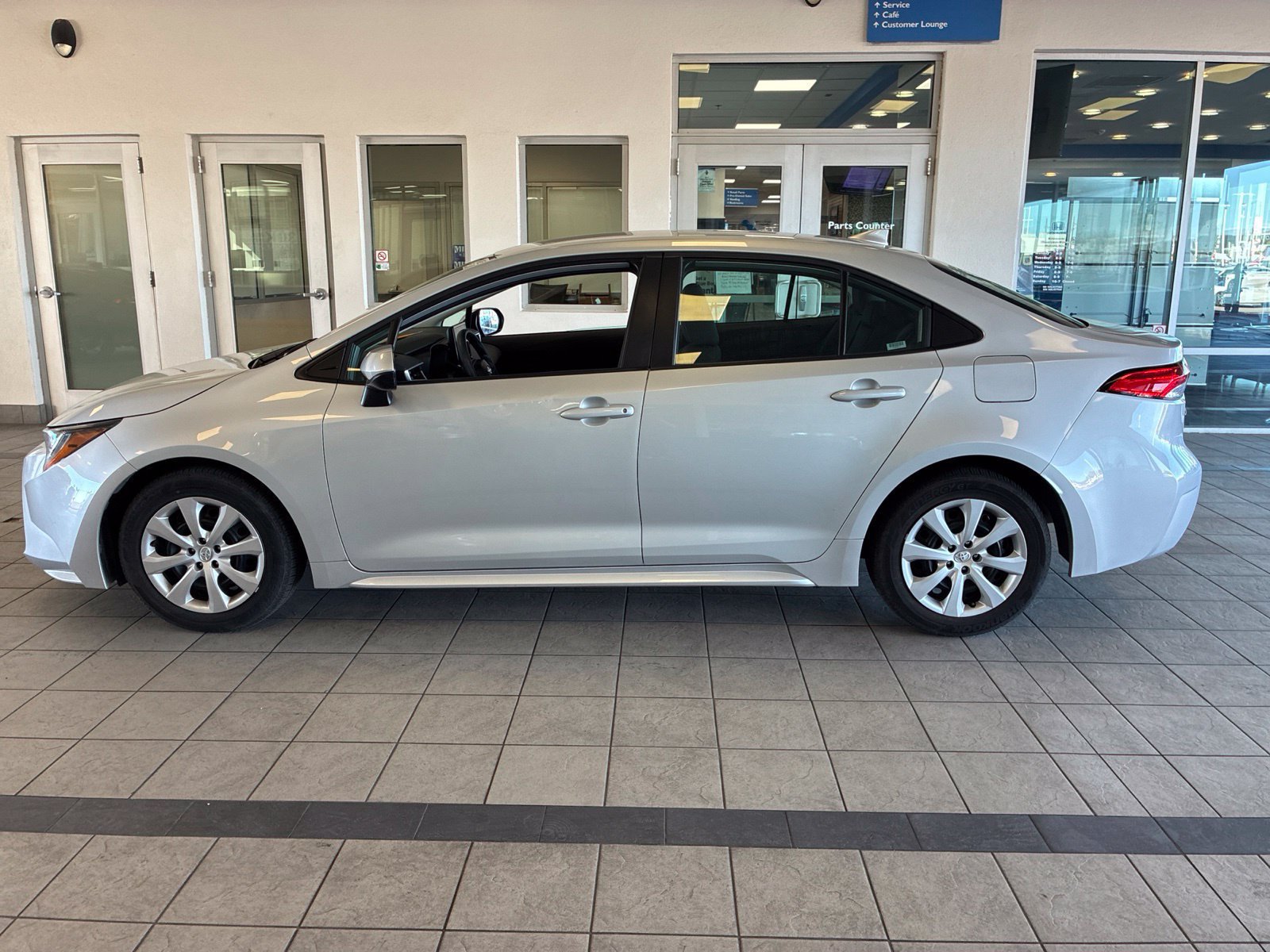 Used 2025 Toyota Corolla LE FWD image 2