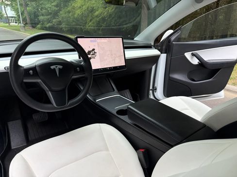 Used 2022 Tesla Model Y Long Range AWD/4WD image 13