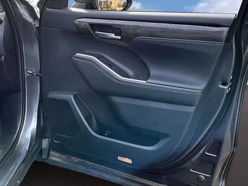 Used 2023 Toyota Highlander Platinum image 22