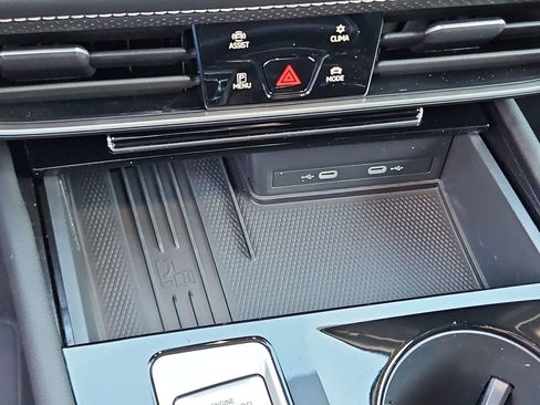 Used 2025 Volkswagen Atlas SE image 18