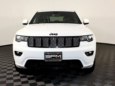 Used 2020 Jeep Grand Cherokee Altitude image 3