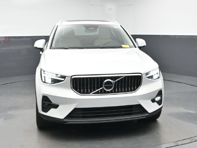 Used 2023 Volvo XC40 B5 Plus w/ Driver Assist Package AWD/4WD image 2