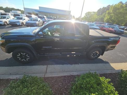 Used 2019 Toyota Tacoma TRD Off-Road AWD/4WD image 2