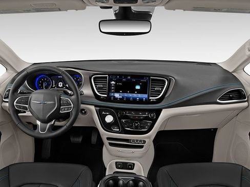 Used 2024 Chrysler Pacifica Touring-L FWD image 3