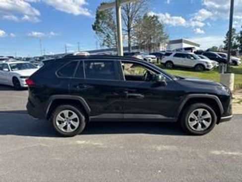 Used 2021 Toyota RAV4 LE AWD/4WD image 4