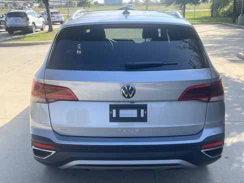 Certified 2024 Volkswagen Taos SE w/ Panoramic Sunroof Package image 9