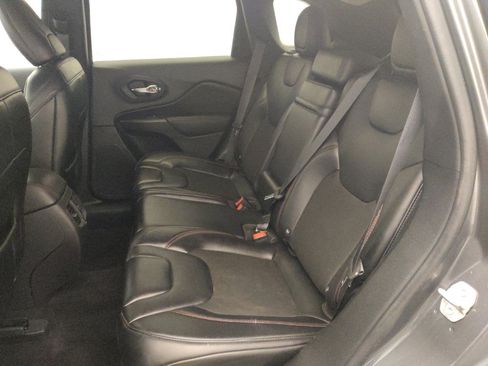 Used 2019 Jeep Cherokee Trailhawk w/ Cold Weather Group AWD/4WD image 18