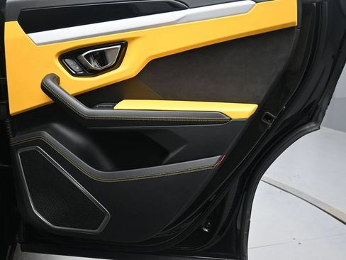Used 2021 Lamborghini Urus AWD/4WD image 25