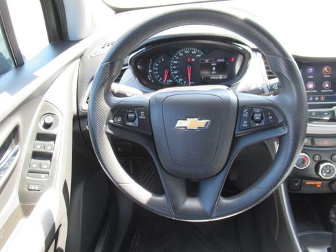 Used 2020 Chevrolet Trax LT FWD image 12