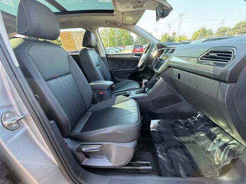 Used 2023 Volkswagen Tiguan SE w/ Panoramic Sunroof Package FWD image 27