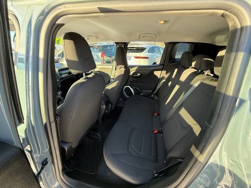 Used 2018 Jeep Renegade Latitude w/ Cold Weather Group image 11
