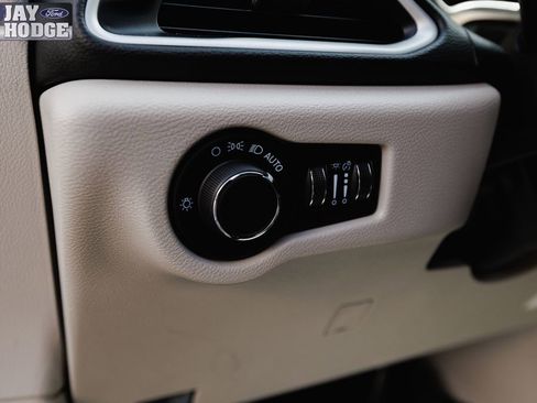 Used 2023 Chrysler Voyager LX image 32