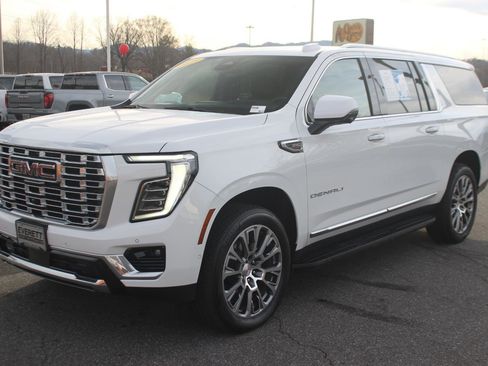 Used 2025 GMC Yukon XL Denali image 3