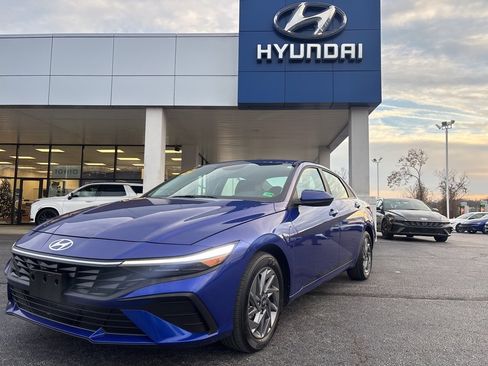 Used 2024 Hyundai Elantra Blue image 1