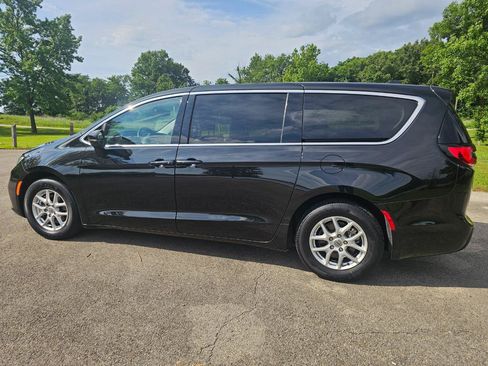 Used 2023 Chrysler Pacifica Touring-L FWD image 8