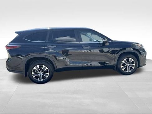 Used 2024 Toyota Highlander XLE AWD/4WD image 9