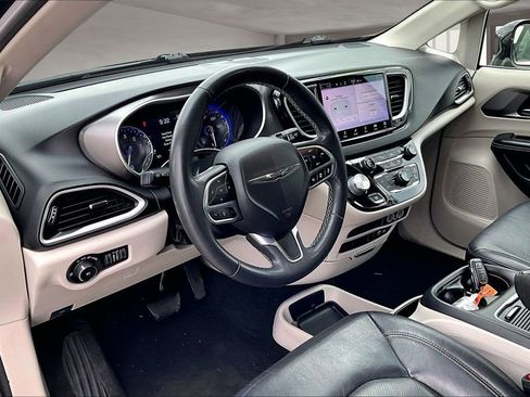 Used 2022 Chrysler Pacifica Touring-L FWD image 15