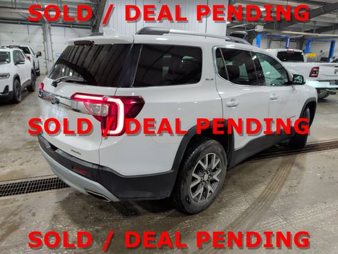 Used 2022 GMC Acadia SLE w/ Driver Convenience Package image 3